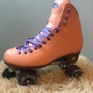 Classic Peach Roller Skate with Purple Laces

Moxi Beach Bunnies ✨